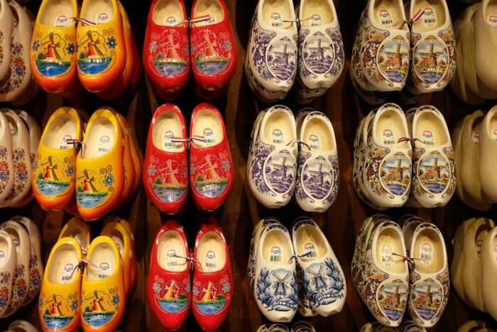 รองเท้าไม้ดัตช์ (Clogs) — งานฝีมือเรียบง่ายที่กลายเป็นสัญลักษณ์ของชาติเนเธอร์แลนด์
